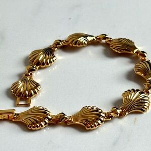 Vintage Avon Seashell Link Bracelet Gold Tone 90s Coastal Glam